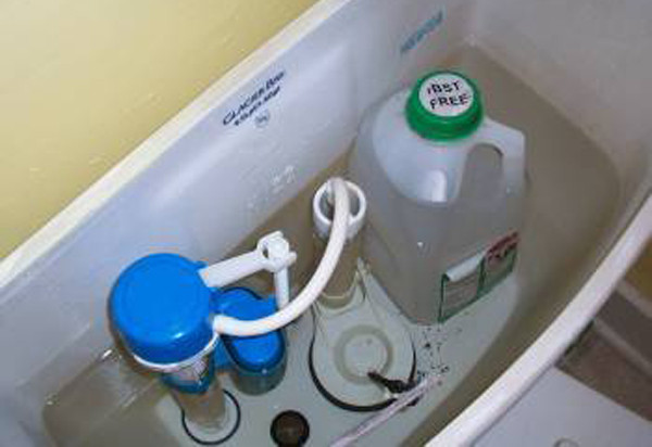 Cách tiết kiệm nước xả bồn cầu với 1 chai nước