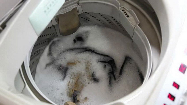 Quần áo dính cặn bẩn sau khi dùng máy giặt
