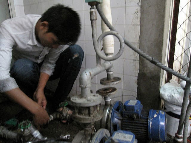 Thợ sửa máy bơm nước