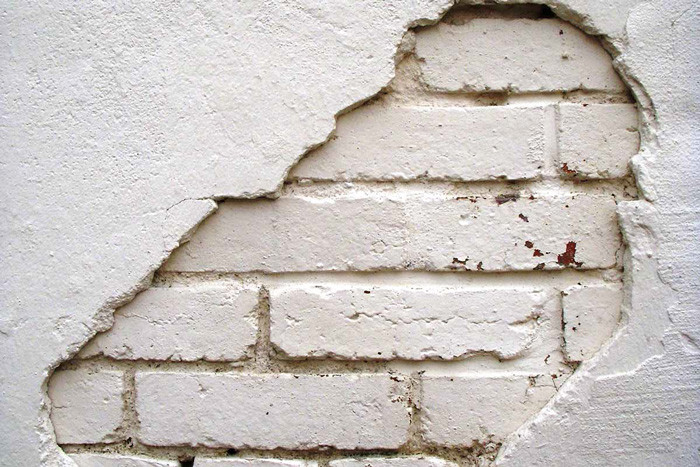 Tường nhà bị bong tróc nguyên nhân và cách sử lý